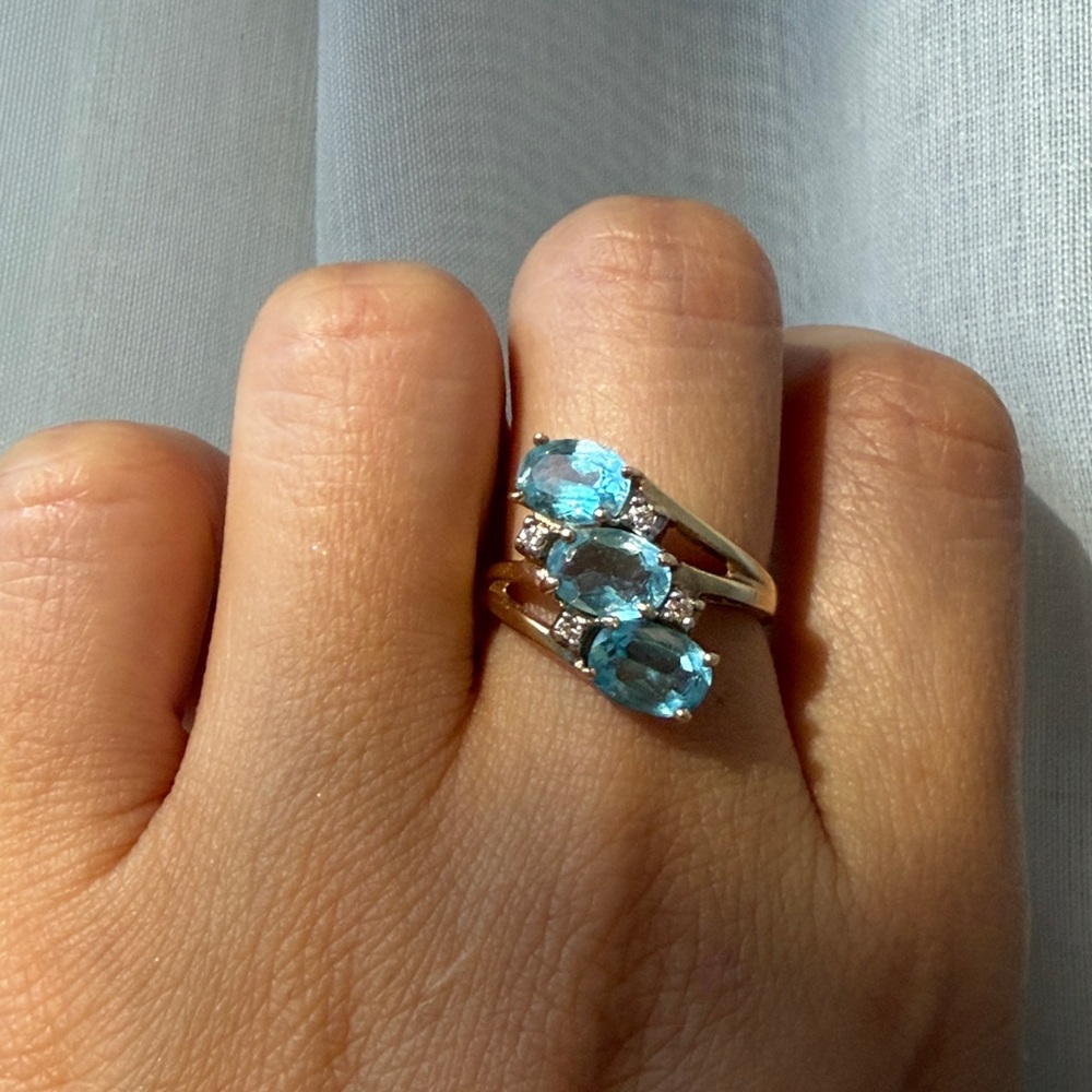 Vintage 14k yellow gold three blue topaz ring